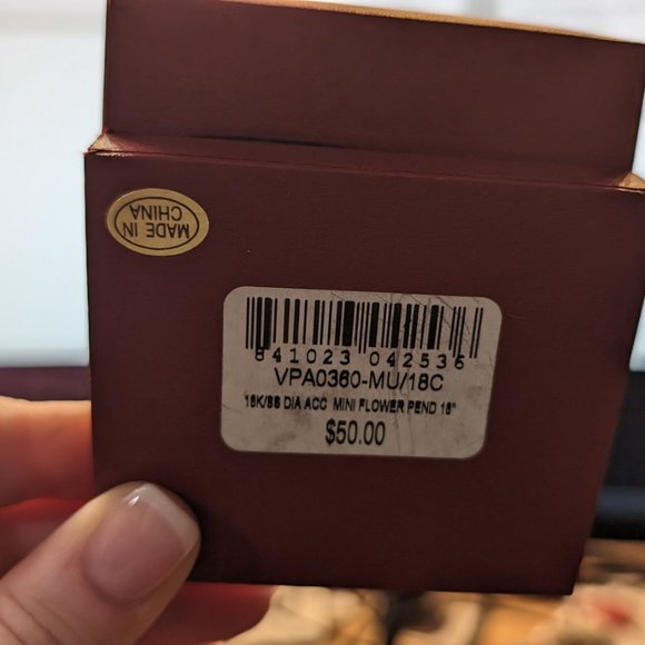 Mini Flower Pendant and Chain - Picture 3 of 4